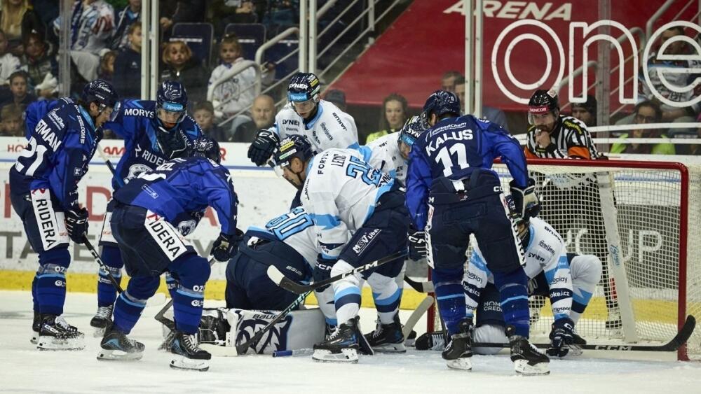 Náročná situace před Petrem Kváčou, foto: www.hcbilitygri.cz